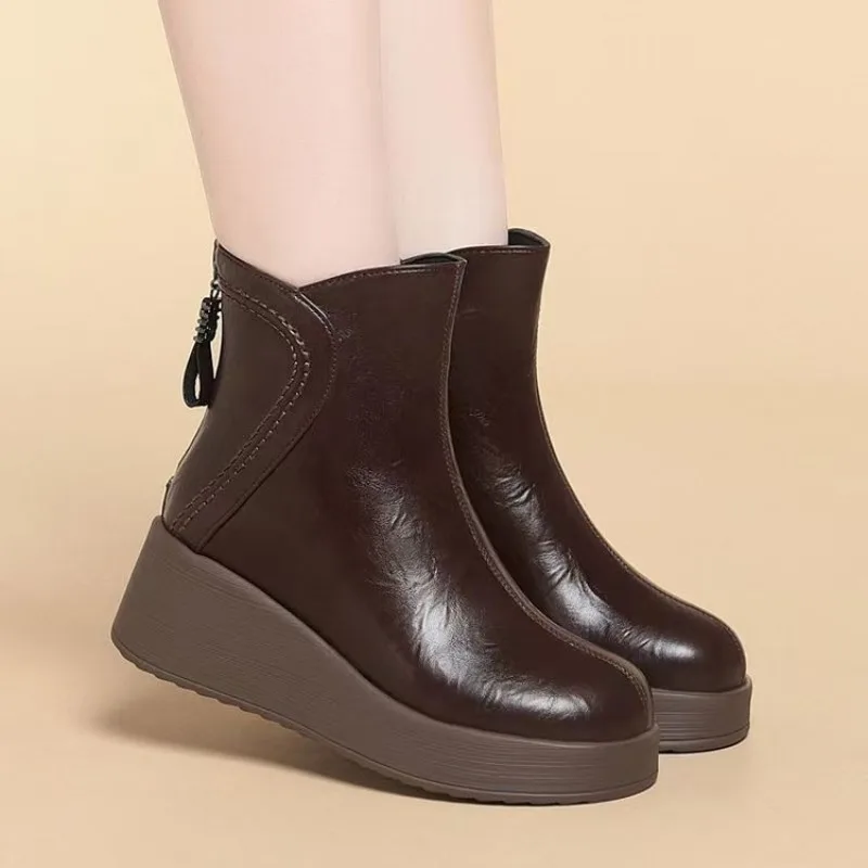 Runde Zehenpartie, Keilabsatz, Stiefeletten, Reißverschluss hinten, Vintage-Design, weiches Leder, mit Fleece gefüttert, Damen-Winterstiefeletten. – Detail 3