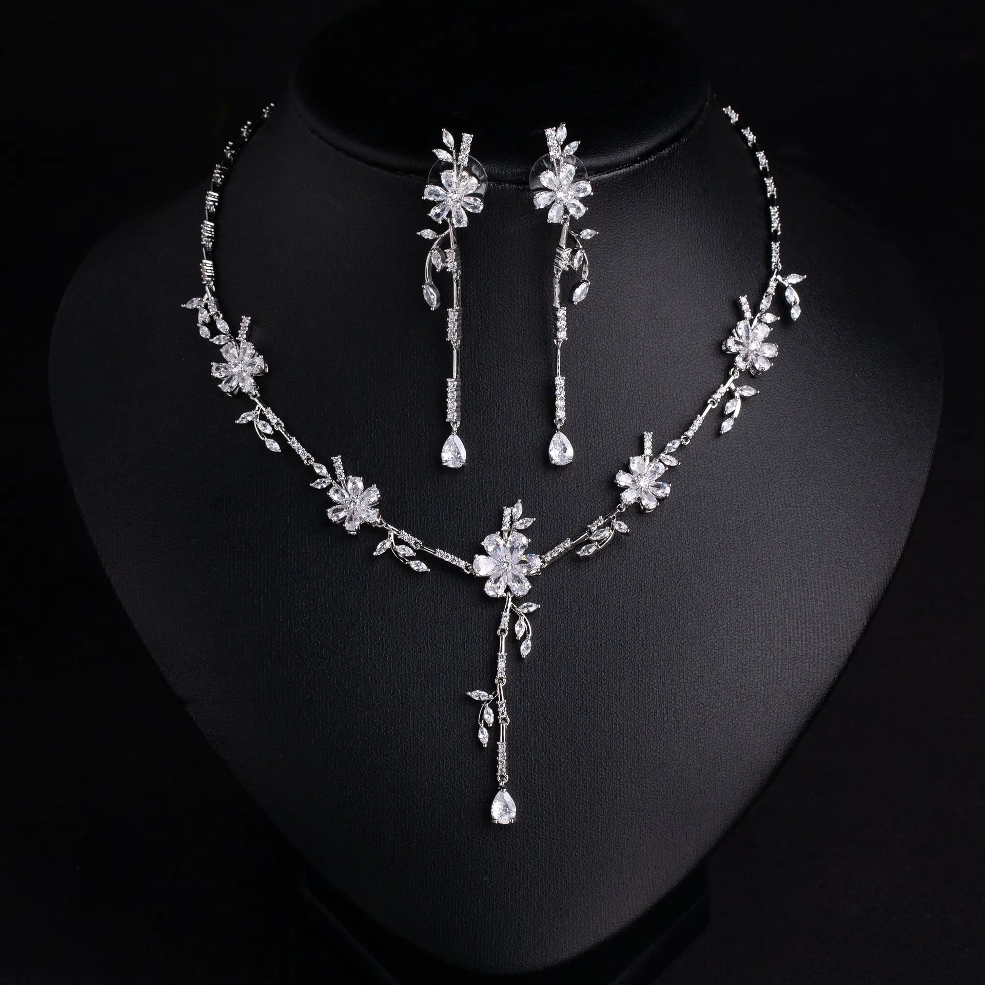 

Simple and charming sliver color flower necklace earrings women dress decoration light luxury jewelry wedding party gift M-916