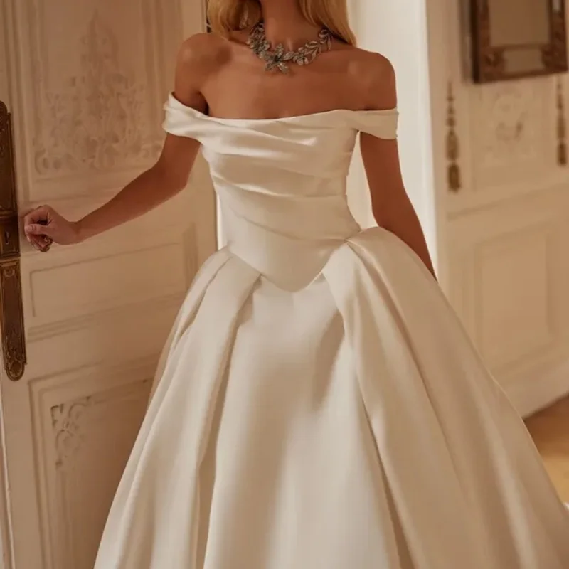

Customized satin white Royal Wedding Dresses Long tail applique Tull pleating Made Robe De