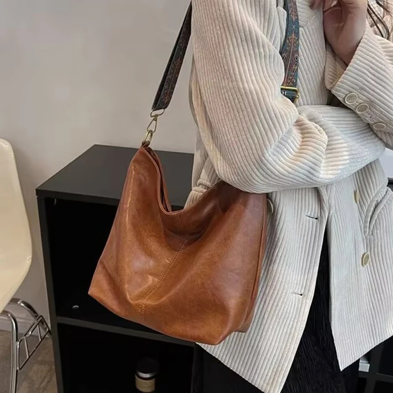 حقيبة يد نسائية من البولي يوريثان مناسبة للسفر، مع حزام كتف قابل للفصل ويمكن حملها على كتف واحد