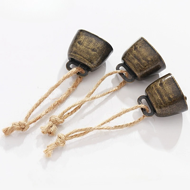 [عيد الميلاد] أجراس البقرة والأغنام، أجراس الحيوانات الأليفة، أجراس جلجل لتزيين عيد الميلاد على خيوط، أجراس بقرة خيوط. زينة عيد الميلاد