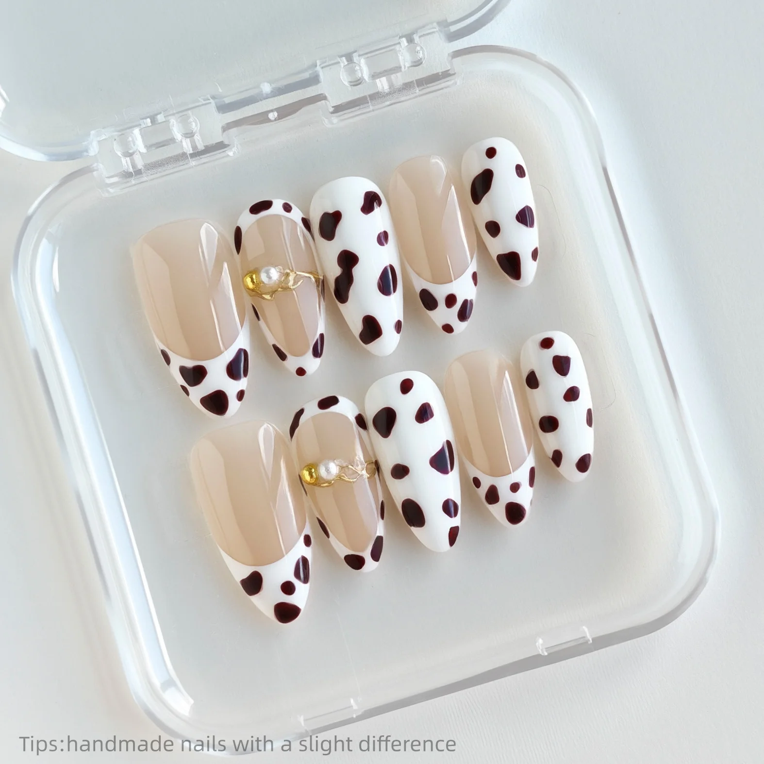 

10 шт., ручная работа, телесный коричневый узор коровы, жемчужный пресс на ногтях, миндалевидные длинные носимые многоразовые милые накладные ногти 2026