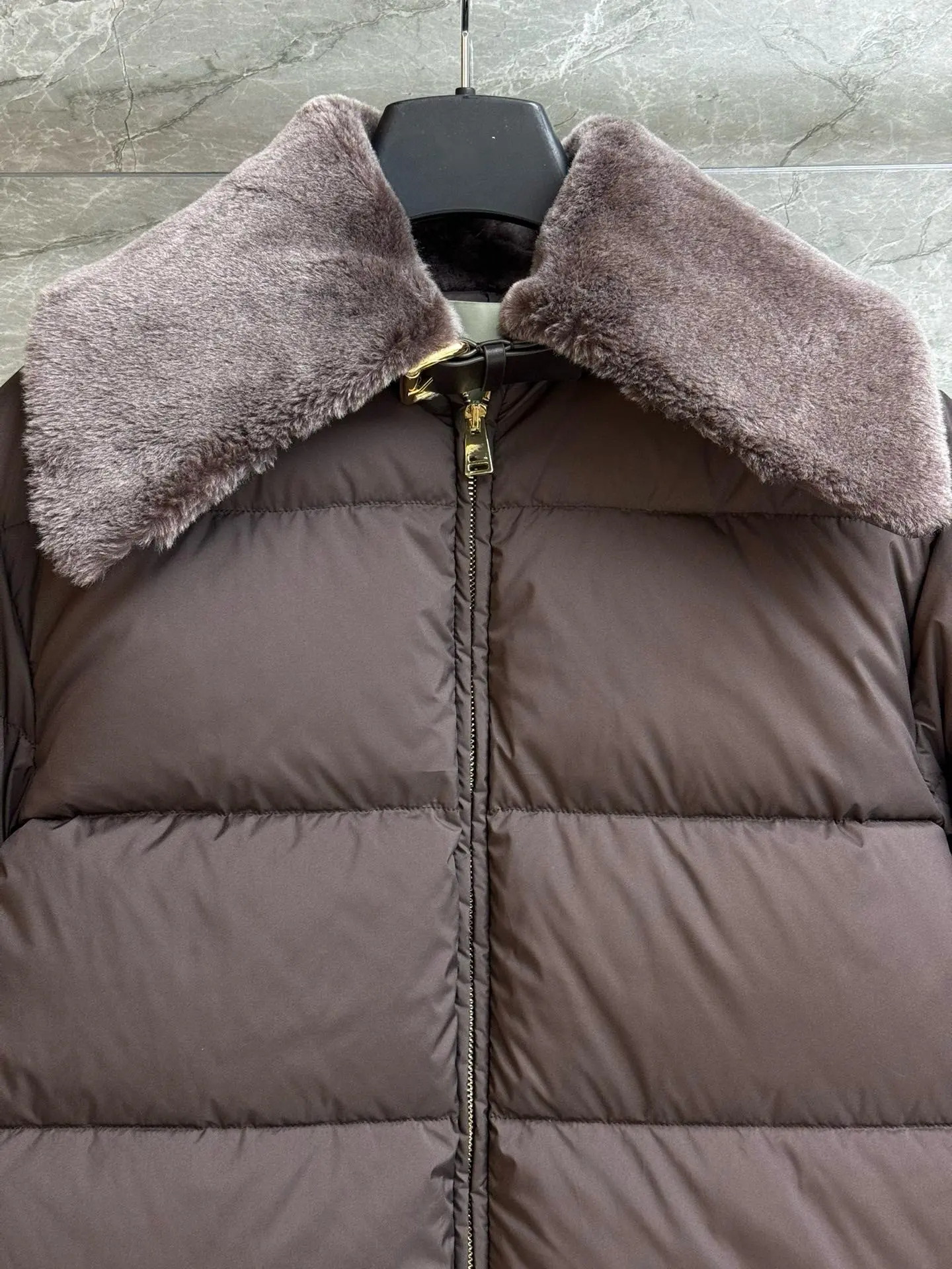 2025 Nueva chaqueta de plumón para mujer, abrigo de invierno con cuello de piel sintética, cálido a prueba de viento de primera calidad, plumón de pato blanco 90%, moda