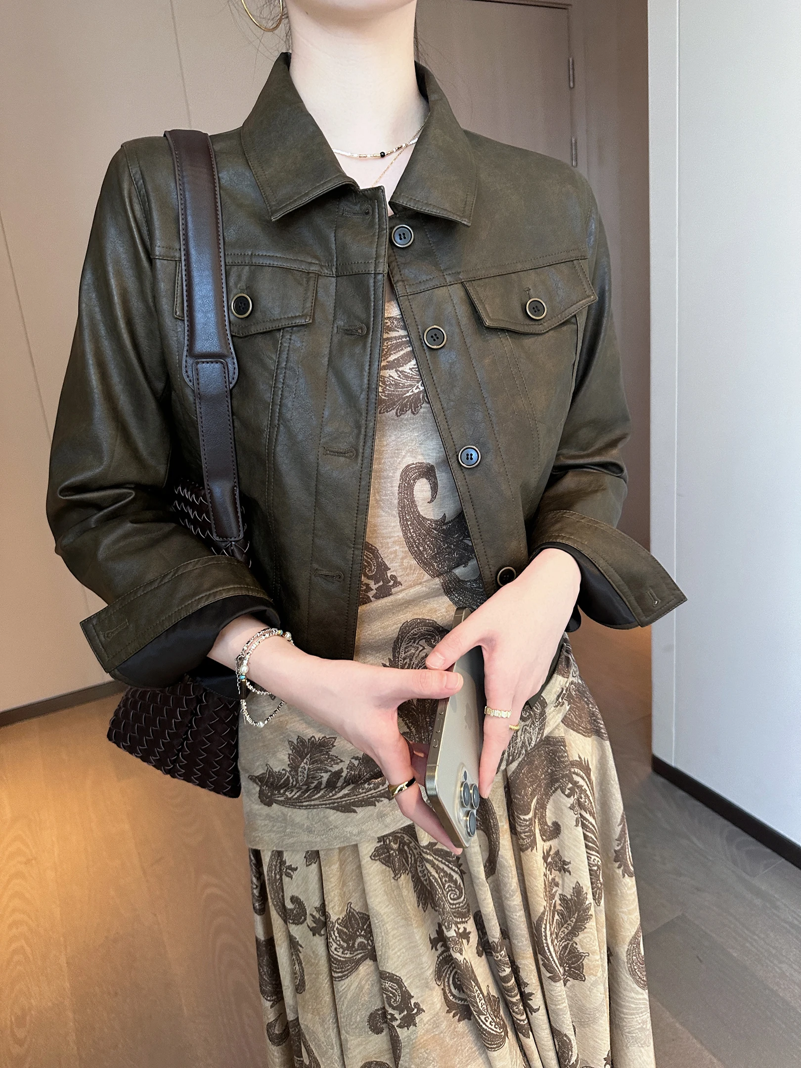 PIN 그린 브라운 칼라 긴팔 PU 가죽 재킷 여성용 2026년 봄 신상 빈티지 아메리칸 스타일 코트 숏 길이