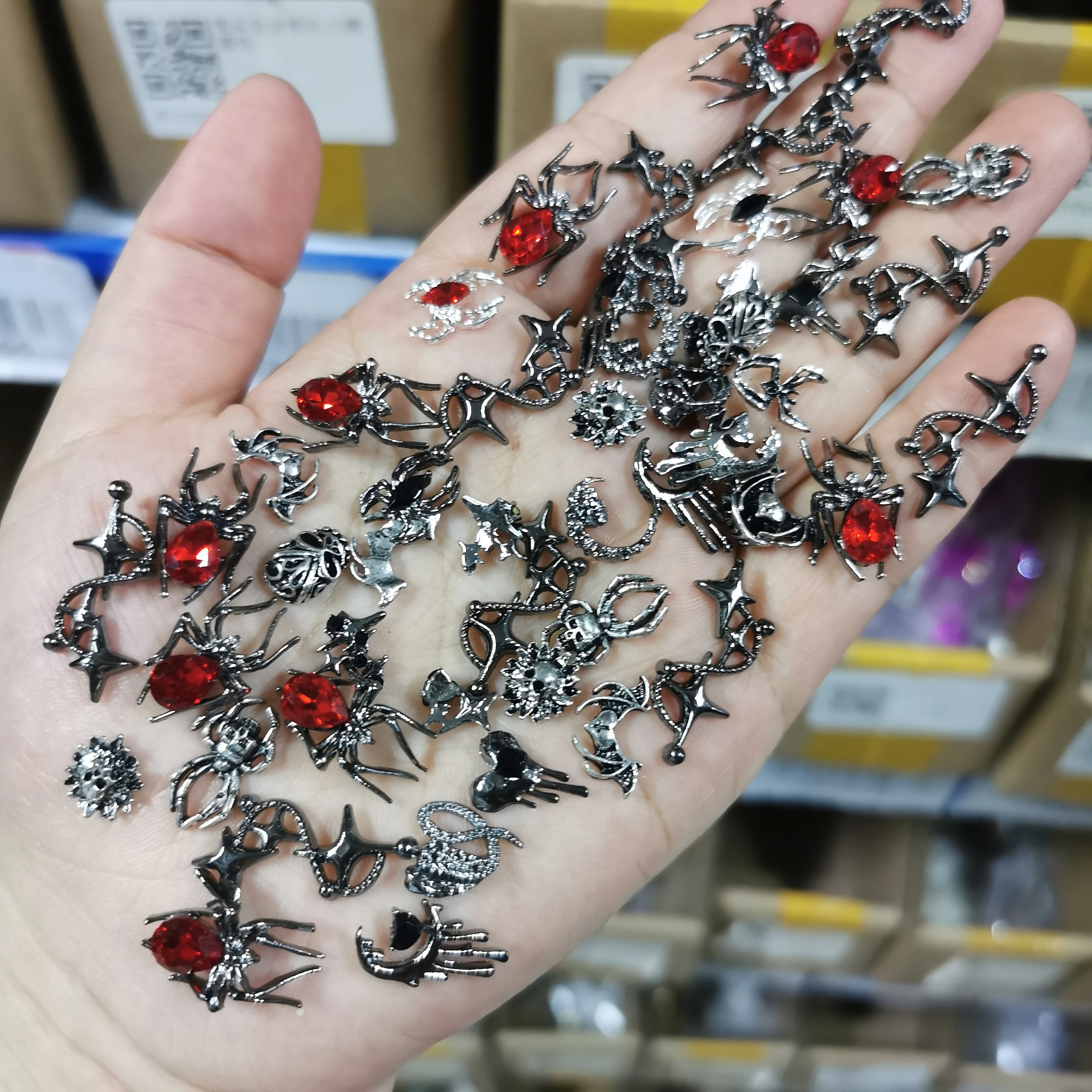 100 Stück Halloween Schwarz Stil Legierung Nagel Charms Y2k Punk Rote Edelsteine Spinne/Schlange/Schädel Nail Art Supplies Halloween Nagel Dekore