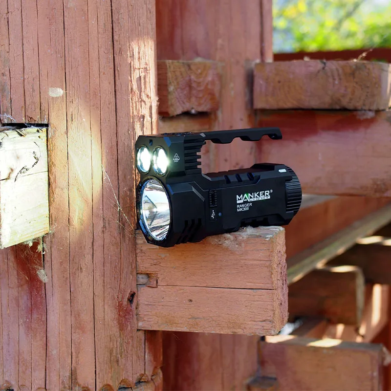 Manker Ranger MK39 II Faretto e proiettore combinati, 9 LED, raggio da 25000 lumen e 1120 m, torcia ad alta potenza/luce di ricerca