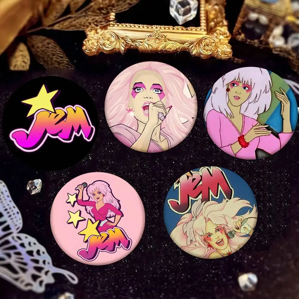 1 unidad de broches con insignia de estilo de dibujos animados de la película Jem y los Hologramas, decoración para mochila, pines redondos de esmalte para accesorios