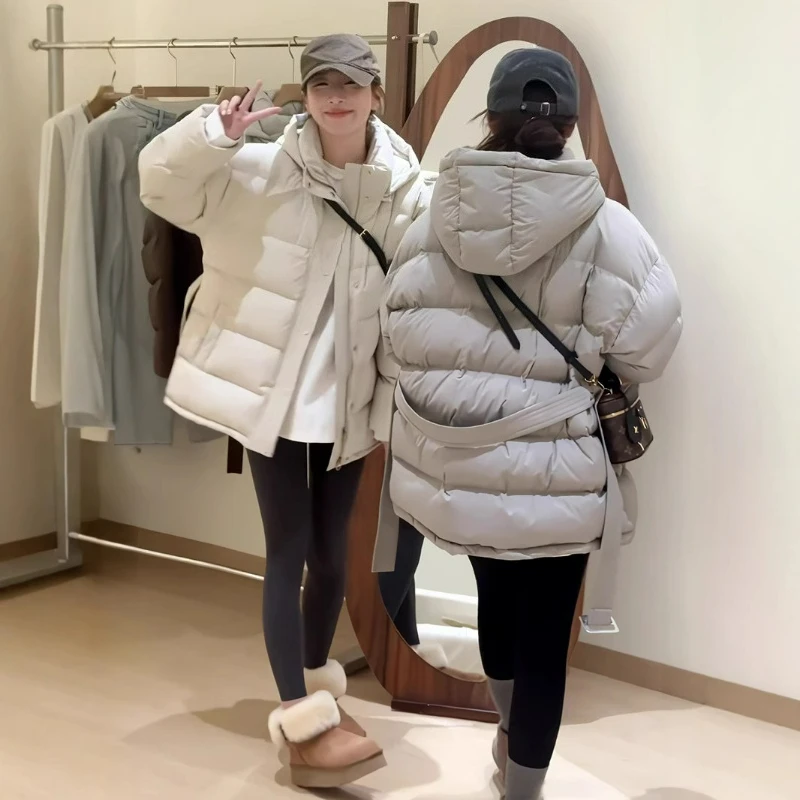 

Новая модная женская пуховая куртка на хлопковой подкладке зимы 2026 с корсетом на талии и капюшоном, короткая и толстая теплая верхняя одежда