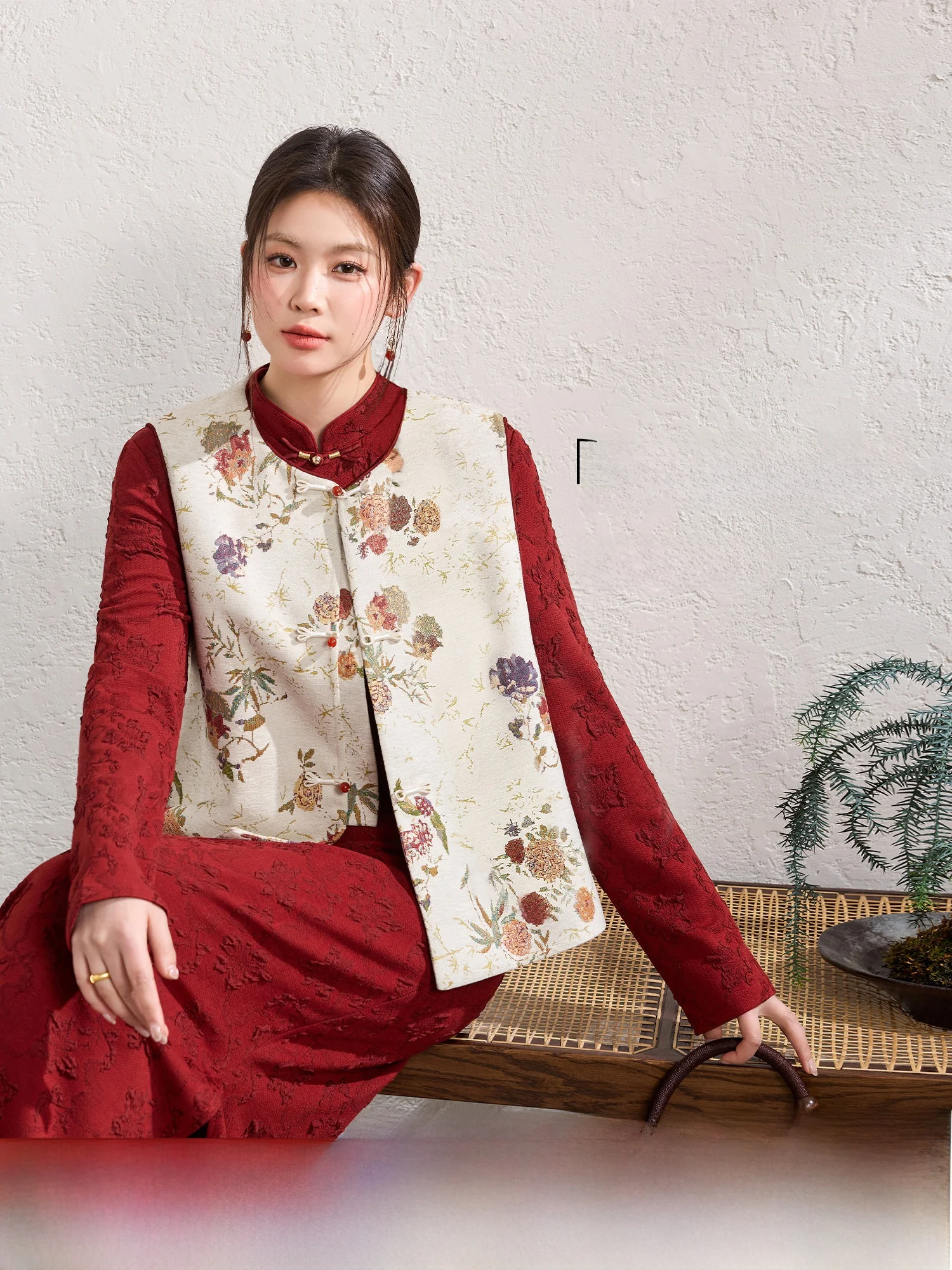 

Новый китайский национальный комплект в стиле 2026 года: синяя одежда большого размера с тяжелой вышивкой и утягивающим поясом, весна 2026