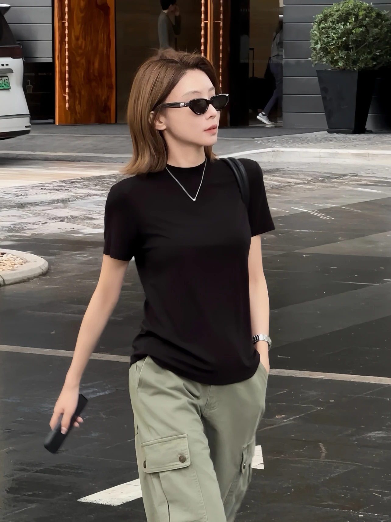 

Женская футболка Zhou с круглым вырезом, минималистичный дизайн, тонкая текстура, летняя новинка, с декоративной линией на спине, топ.