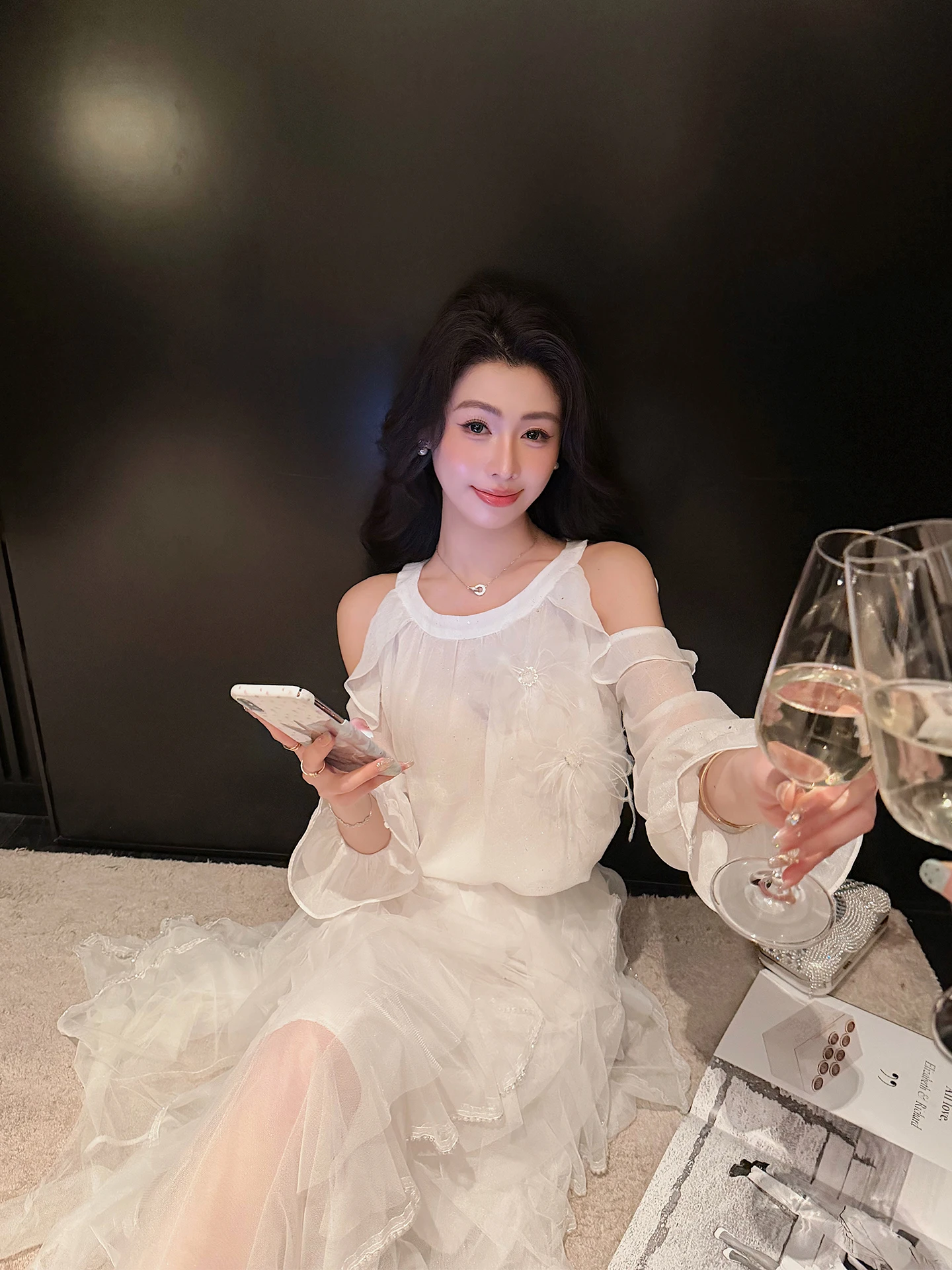 

Элегантная белая женская рубашка с длинными рукавами и открытыми плечами, модный топ на лето и весну, из полиэстера, свободного кроя