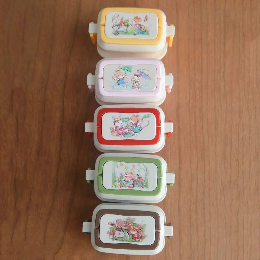 กล่องอาหารกลางวันจำลองขนาด 1/6 สำหรับบ้านตุ๊กตา ชุดครัวจำลอง กล่องปิกนิกจิ๋ว ดีไซน์เหมือนจริง ทำจากพลาสติก อุปกรณ์เสริมกล่องเก็บของขนาดเล็ก