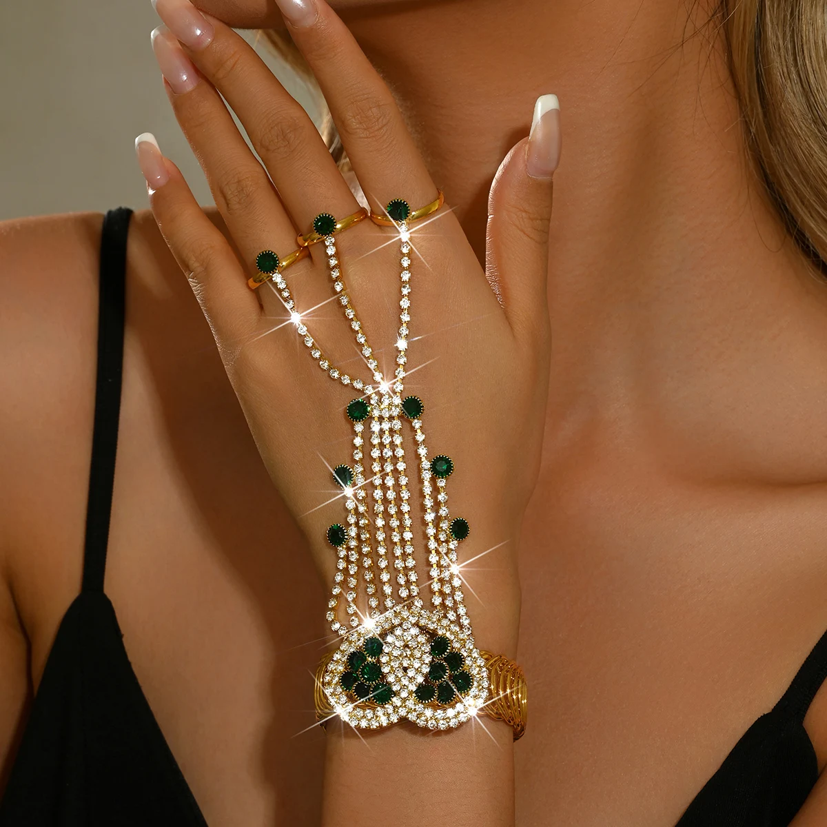 Luxury Formal Double‑Heart Emerald Crystal Hand Harness With Connected Rings 2PC Jewelry Set For Evening Gown Banquet Guest Part
