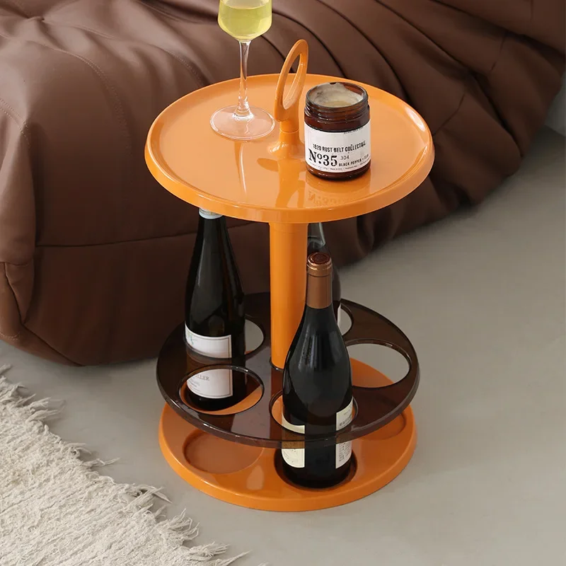 The sofa side table is simple, the wine glass holder is small