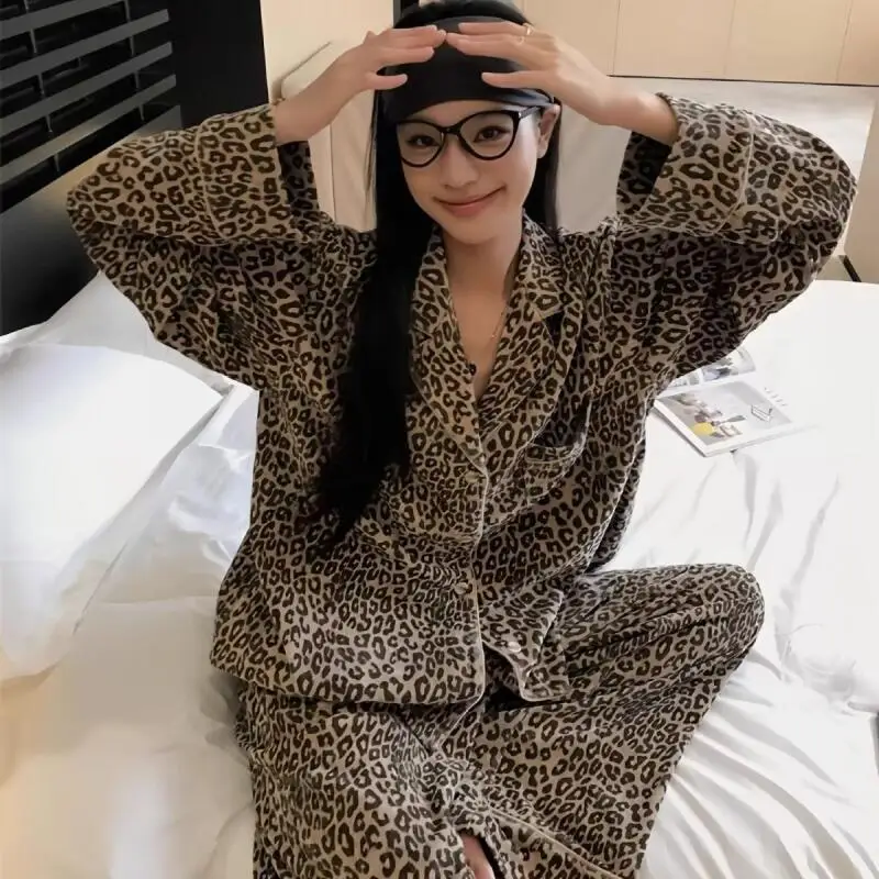 الملابس النسائية المخملية بيجامة من الصوف الخريف والشتاء جديد ليوبارد طباعة سترة التلبيب فضفاض زوجين وتتسابق مجموعة ملابس منزلية