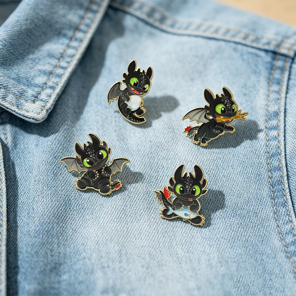 4-teiliges Set mit niedlichen schwarzen Drachen-Emaille-Pins, Cartoon-Fantasy-Kreaturen-Anstecknadeln, vergoldeten Abzeichen für Rucksäcke, dekorative Pins – Detail 7
