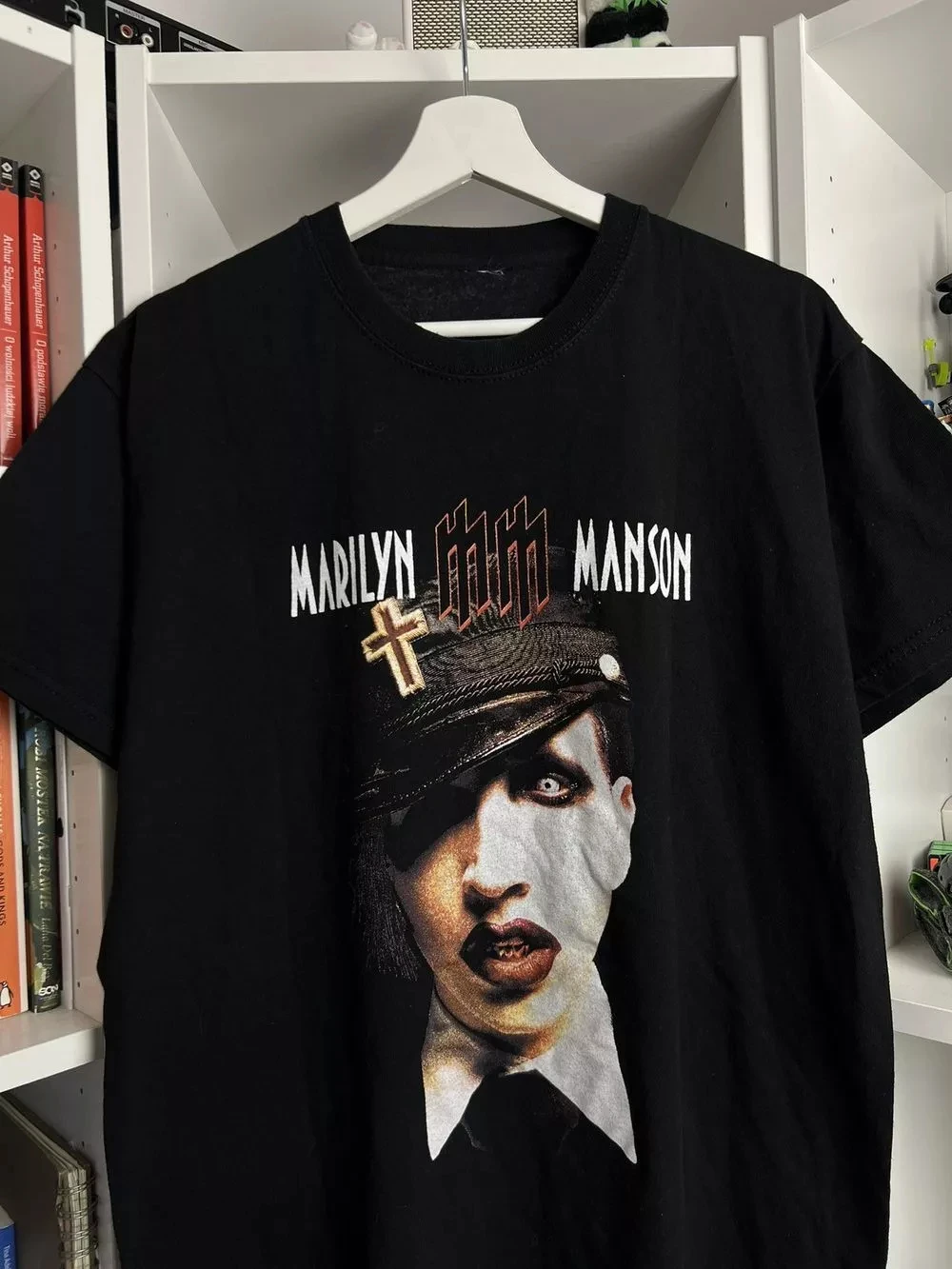 ارتدت مارلين مانسون 2003 تي شيرت أسود بأكمام قصيرة للرجال والنساء مع مطبوعات كلاسيكية داكنة ومخيفة بأكمام قصيرة