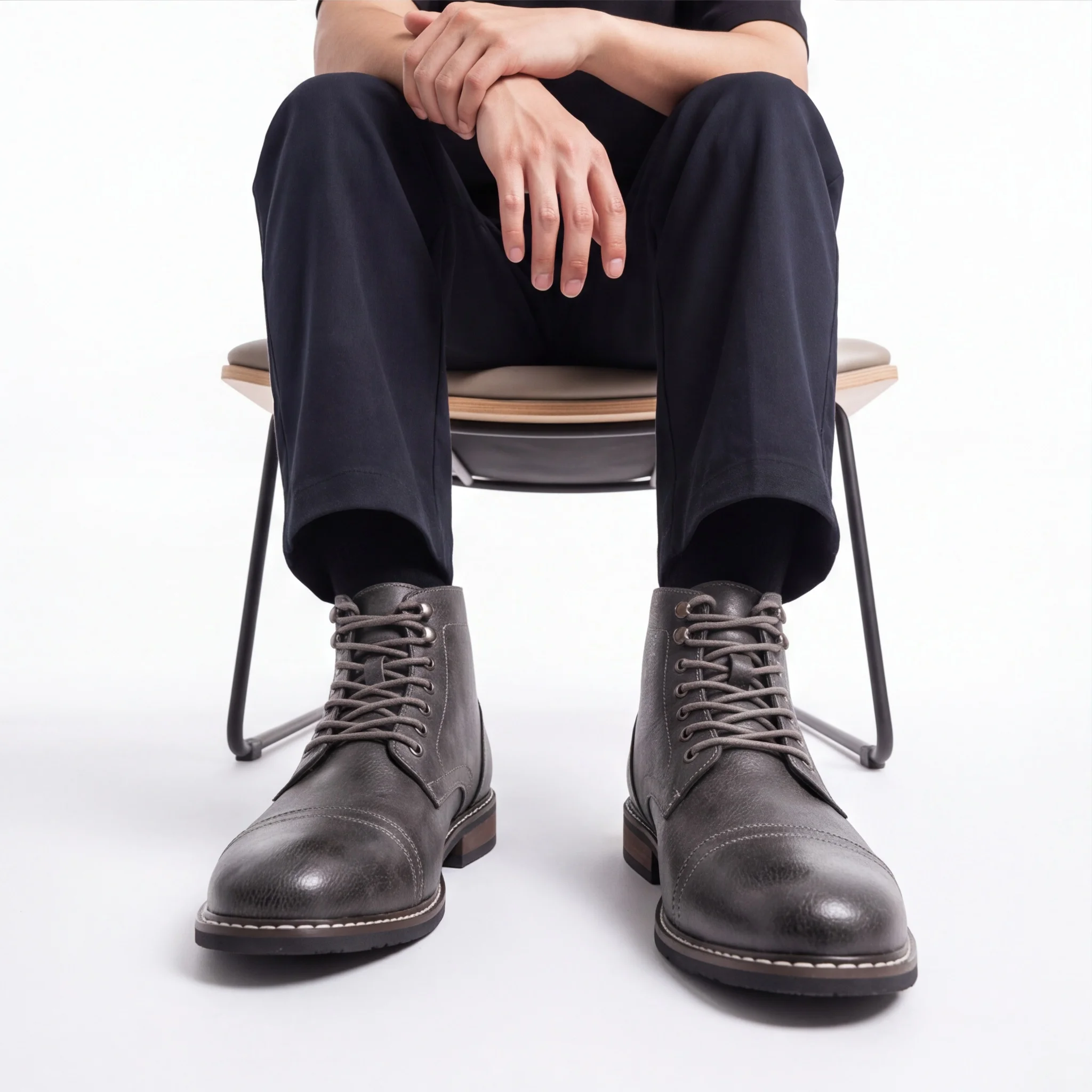 Herrenstiefel mit runder Zehenkappe, Schnürstiefel für Männer, schmale Außensohle mit niedrigem Blockabsatz, knöchelhohe Stiefel. – Detail 4