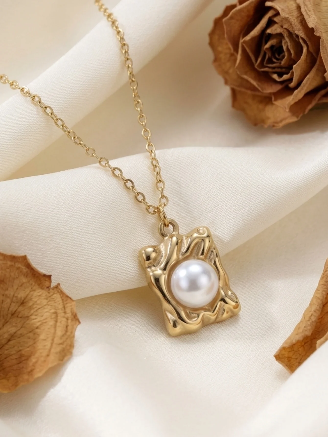 1 Piece of Stainless Steel 18K Gold-Plated Irregular Texture Square Pendant Artificial Pearl Necklace, Light Luxury Retro Style Clavicle Chain, Suitable for Women's Daily Commute, Date, Banquet, Party / Workplace, and Various Occasions