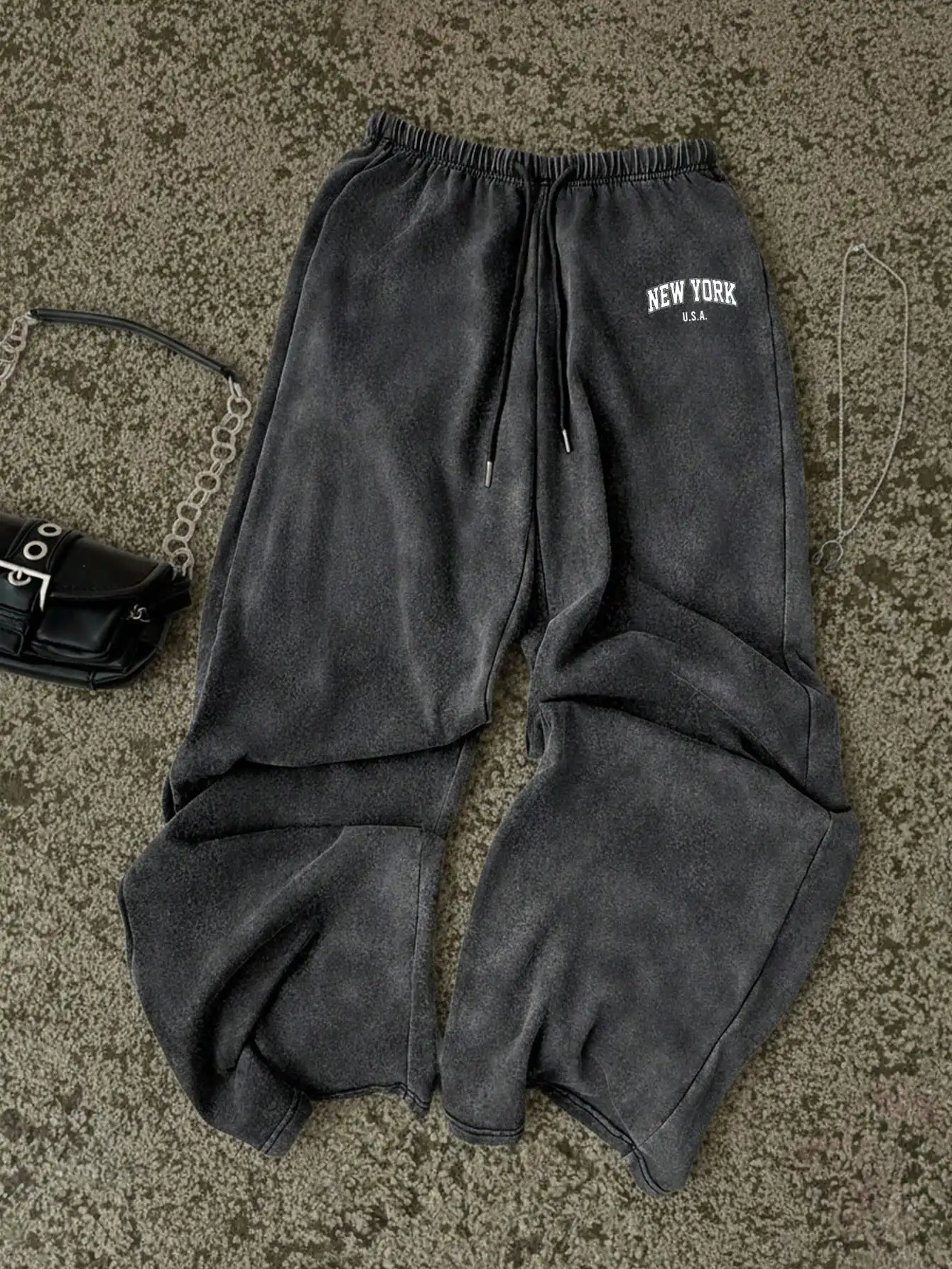 

Черные спортивные брюки свободного кроя с низкой посадкой, прямые штанины, с принтом в виде арки