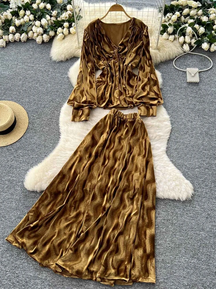 

Элегантный комплект из двух предметов во французском стиле для женщин: модный топ с V-образным вырезом и длинными рукавами, юбка с высокой талией и эластичным широким подолом.