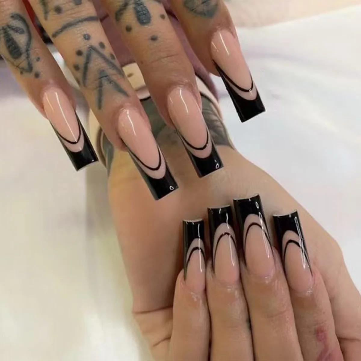 Faux ongles longs en forme de cercueil pour filles épicées, 24 pièces, noirs, français, à pression, couleur chair, portables, en acrylique, pour manucure à faire soi-même