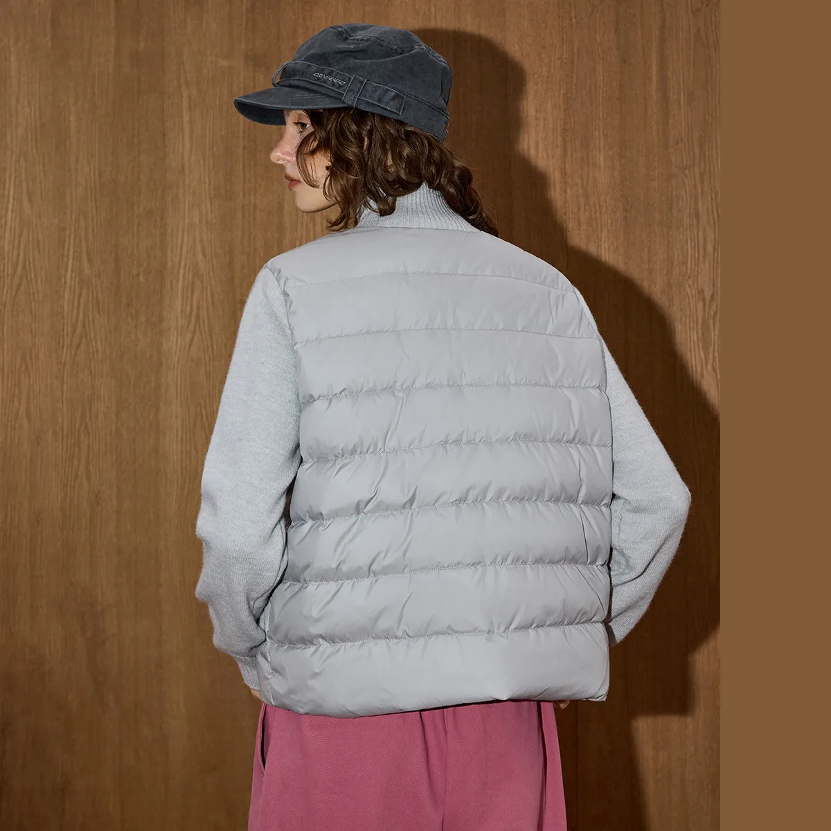 معطف شتوي نسائي لعام 2025 90% من ريش البط الأبيض معطف مرقع بأكمام متماسكة منتفخ بقصة ضيقة وتصميم خفيف الوزن سترة مزيج مزخرفة