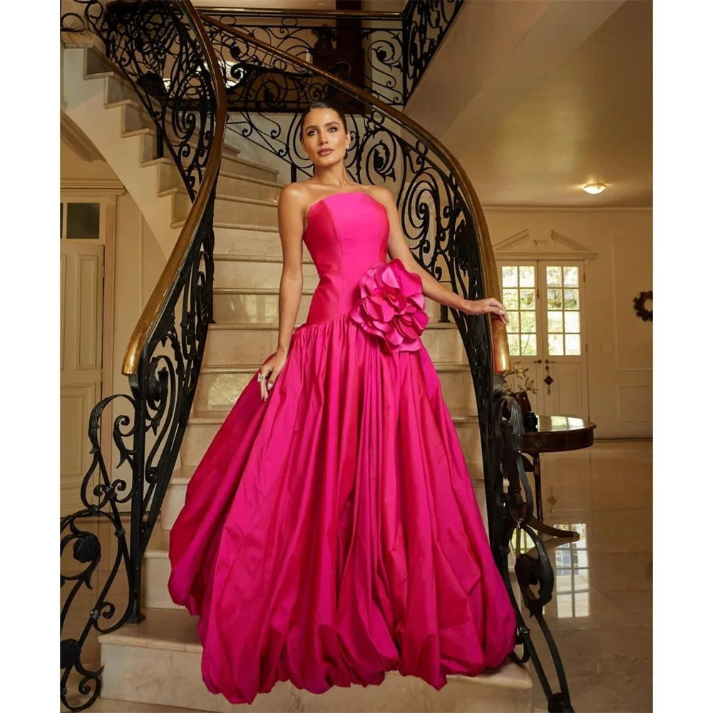 ชุดราตรีสีชมพูแบบไม่มีสาย ประดับดอกไม้ 3 มิติ ทรงเมอร์เมด ยาวกรอมพื้น แบบจีบ ไม่มีแขน