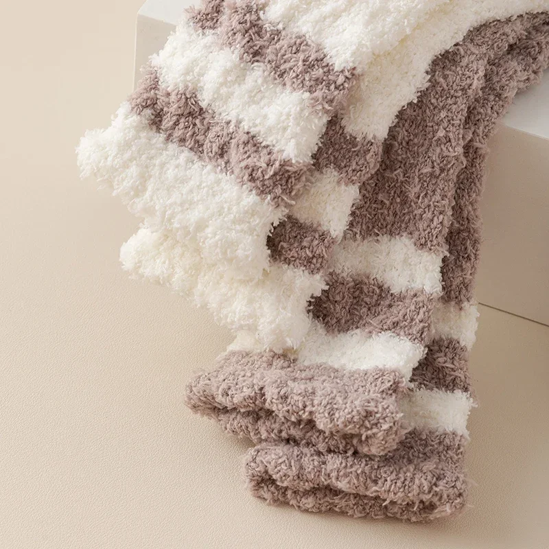 4 أزواج النساء شبشب رجالي الجوارب الطابق الأزواج المرجان المخملية أفخم شتاء دافئ سميكة الحرارية عيد الميلاد منتصف أنبوب النوم الجوارب