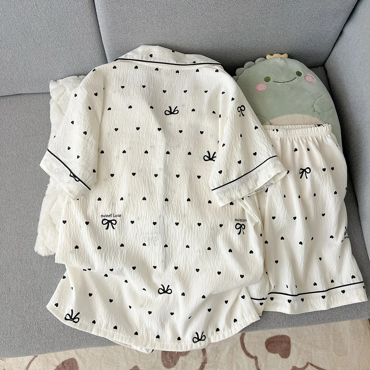 Women's Summer Thin Pajamas with Heart-Shaped Bow Pattern, Short-Sleeved Shorts, Sweet and Cute, Can Be Worn Outside in Summer, Two-Piece Home Wear Set