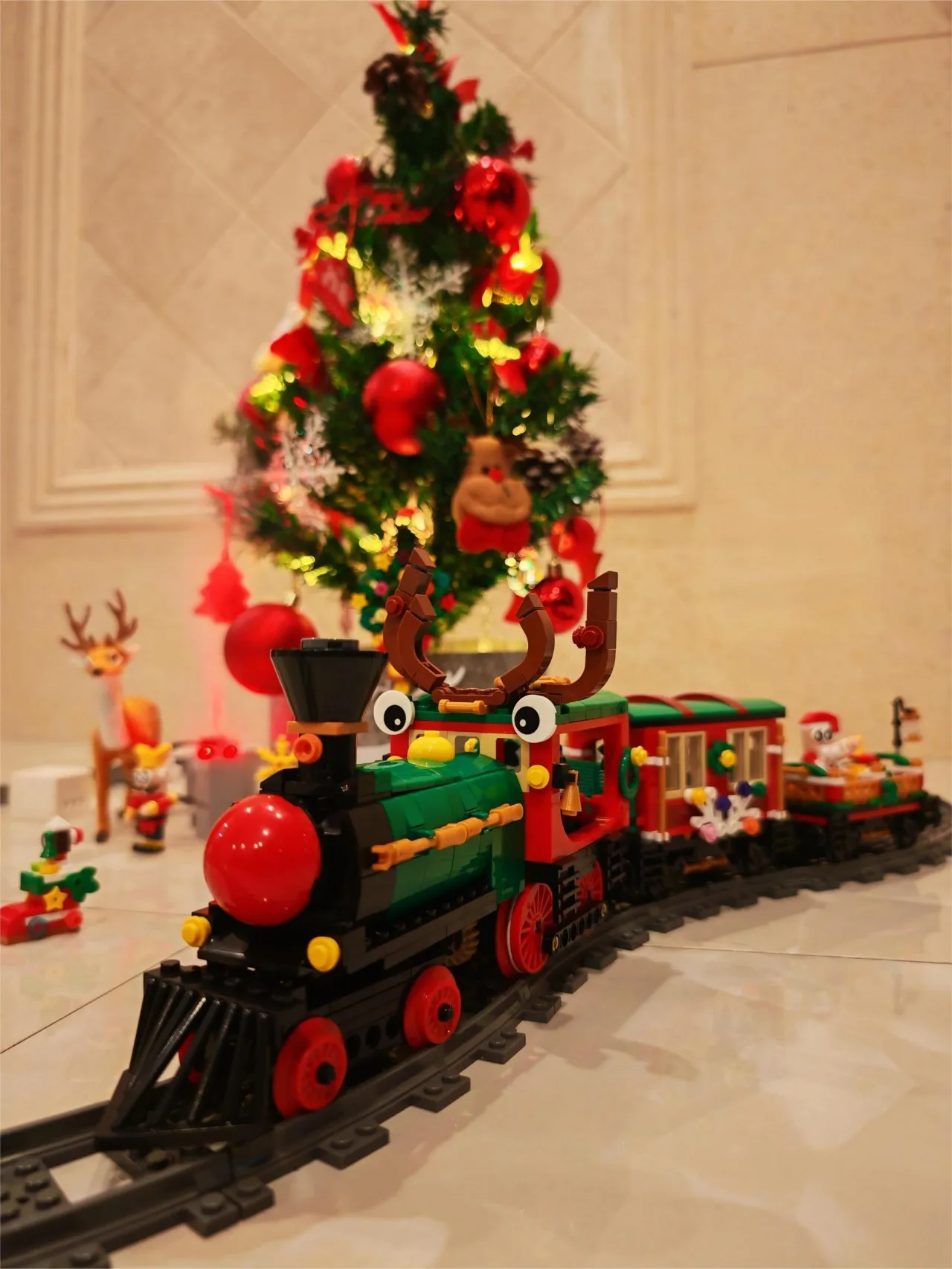 لوازم حفلات عيد الميلاد الكهربائية Rc الأيائل قطار اللبنات لعب الاطفال عيد الميلاد عمل الشكل الأيائل سانتا كلوز بيت الزنجبيل