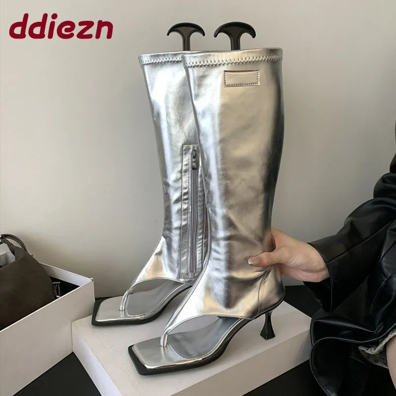 

Серебряные женские сапоги до колена с открытым носком, обувь на тонком каблуке, модные женские босоножки на каблуке на молнии, ботинки, обувь