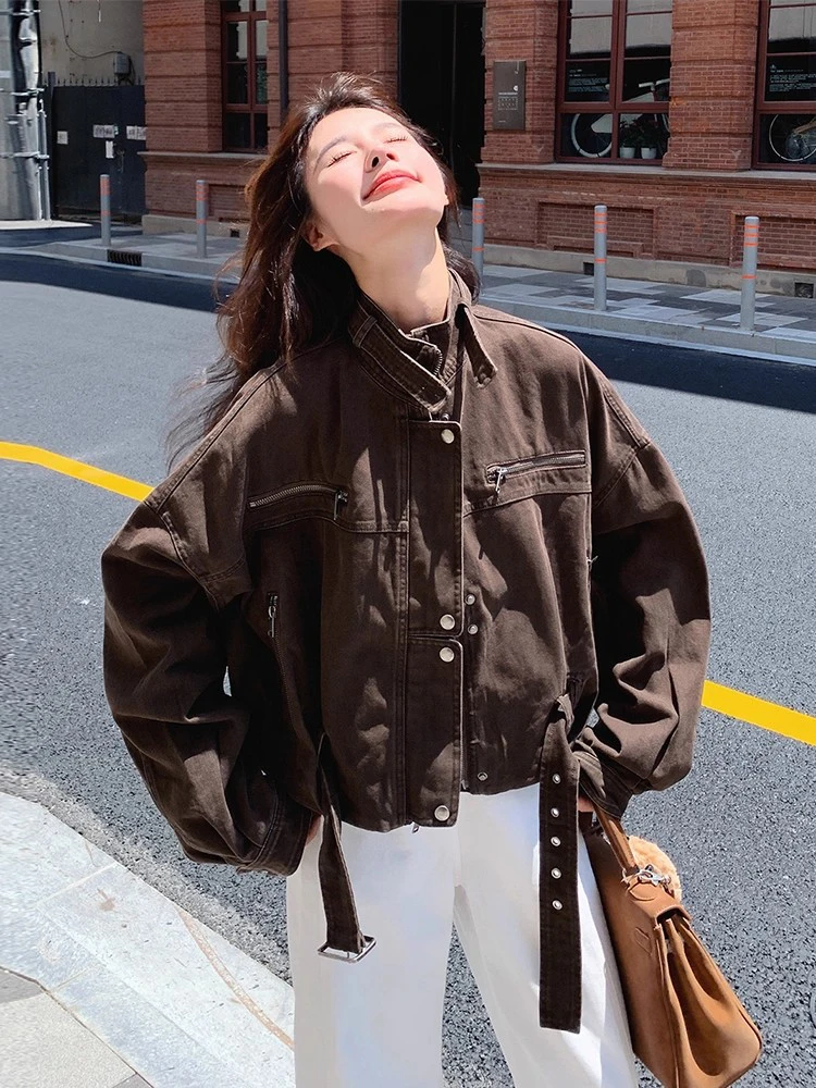 Jaqueta Feminina Cé Brown Estilo Motociclista Coreana Nova Coleção Primavera 2026 – Casaco Utilitário Moderno e Elegante de Caimento Solto com Manga Longa