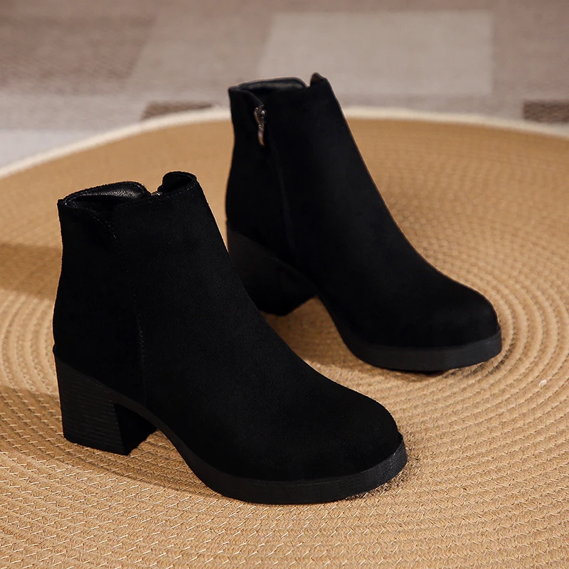 Bottines à talons hauts pour femmes, nouveau style, bout rond élégant, à la mode et polyvalentes, bottes chaudes à la mode d'hiver 2025