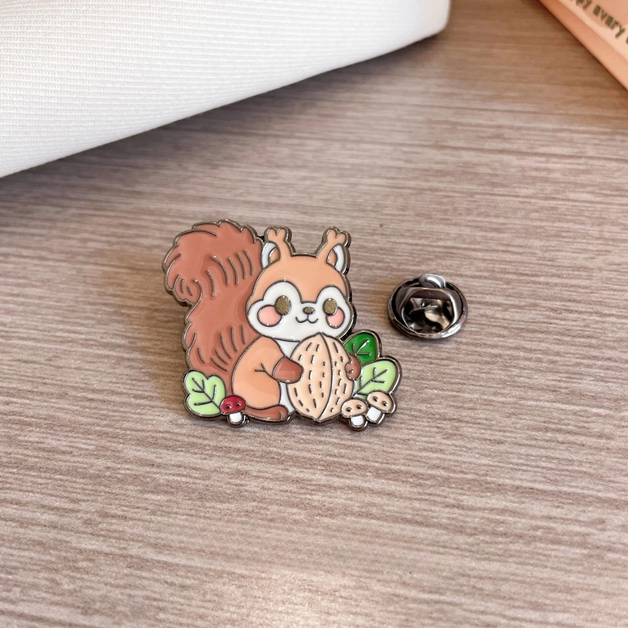 Kawaii Eichhörnchen Emaille Pin Niedliche Tierabzeichen Brosche für Schmuck Accessoire Geschenke für Kinder Freunde