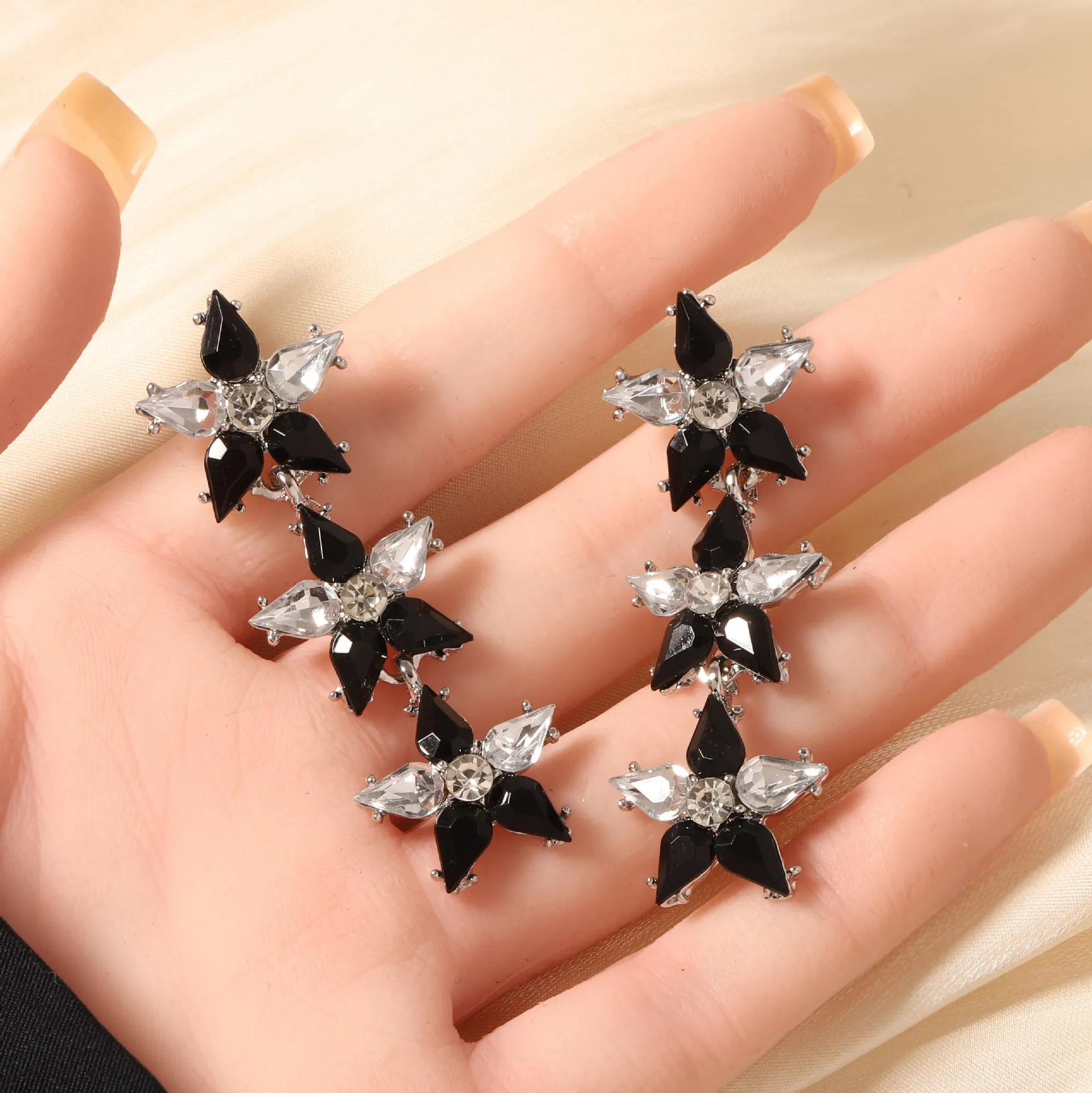 Exquisite and fashionable high-end design with colored diamonds splicing five-pointed star earrings, versatile and casual temper