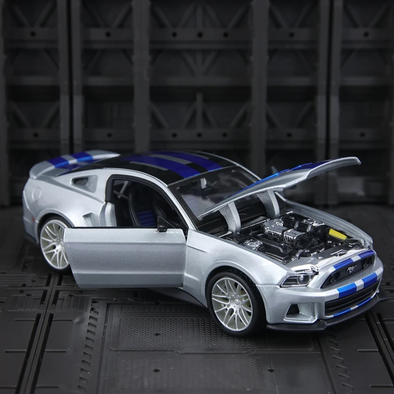 

Модель автомобиля Maisto 1:24 Ford Mustang Street Racer из сплава, с открывающимися дверями и капотом, детализированная, высококачественная работа.