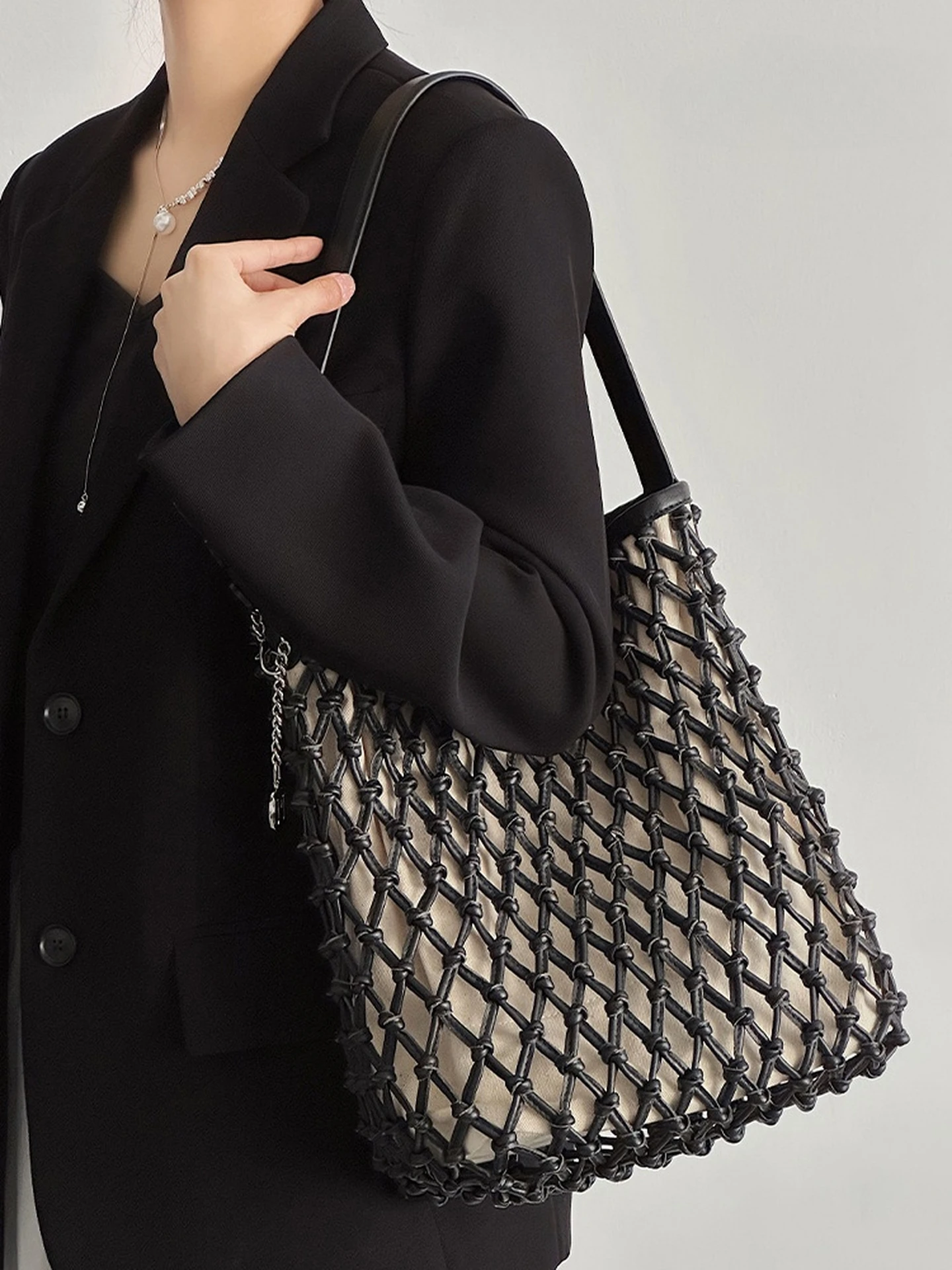 bolso-de-hombro-de-cuero-negro-de-gran-capacidad-con-diseno-de-paja-hueca-tejida-para-mujer-estilo-nuevo-y-a-la-moda-para-el