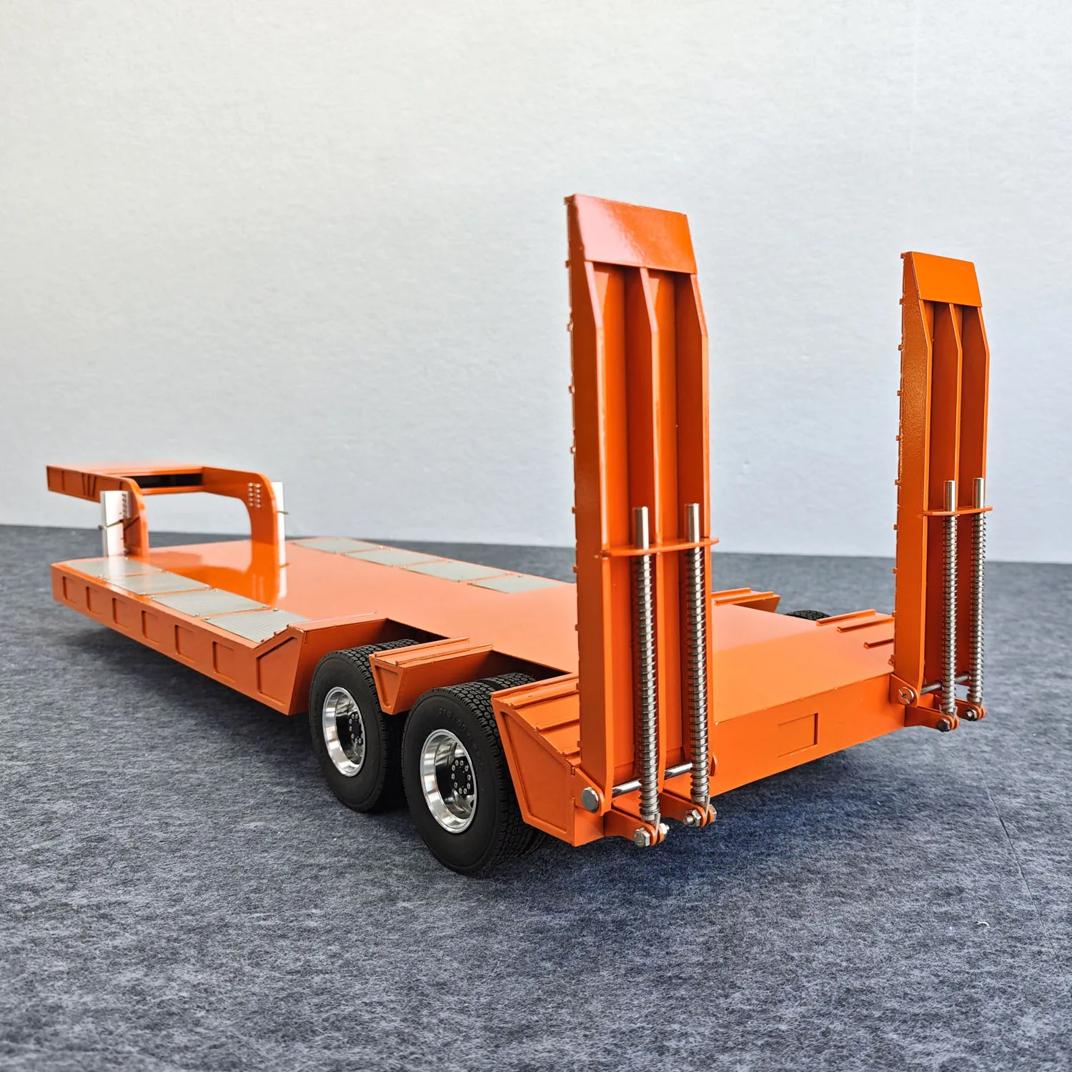 

Полуприцеп-платформа из нержавеющей стали с 2 осями и противоскользящей панелью для моделей игрушечных грузовиков 1/14 DIY Tamiya на радиоуправлении