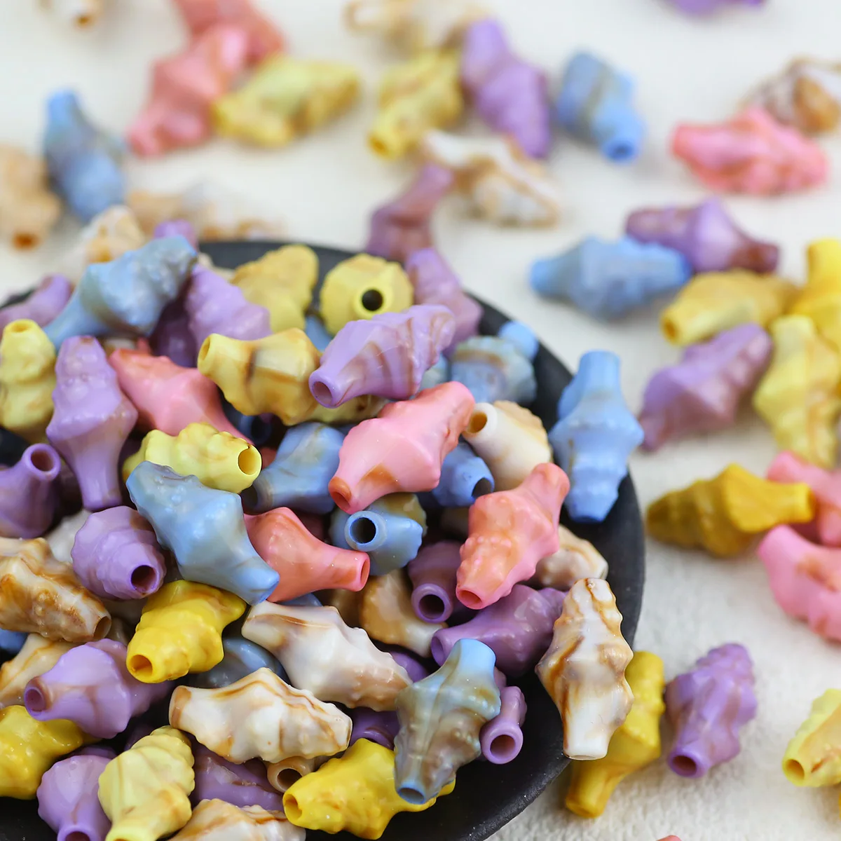 20/40/60 Piezas de Mini Conchas Acrílicas Multicolores para Hacer Joyería DIY, Accesorios como Pulseras, Collares y Llaveros