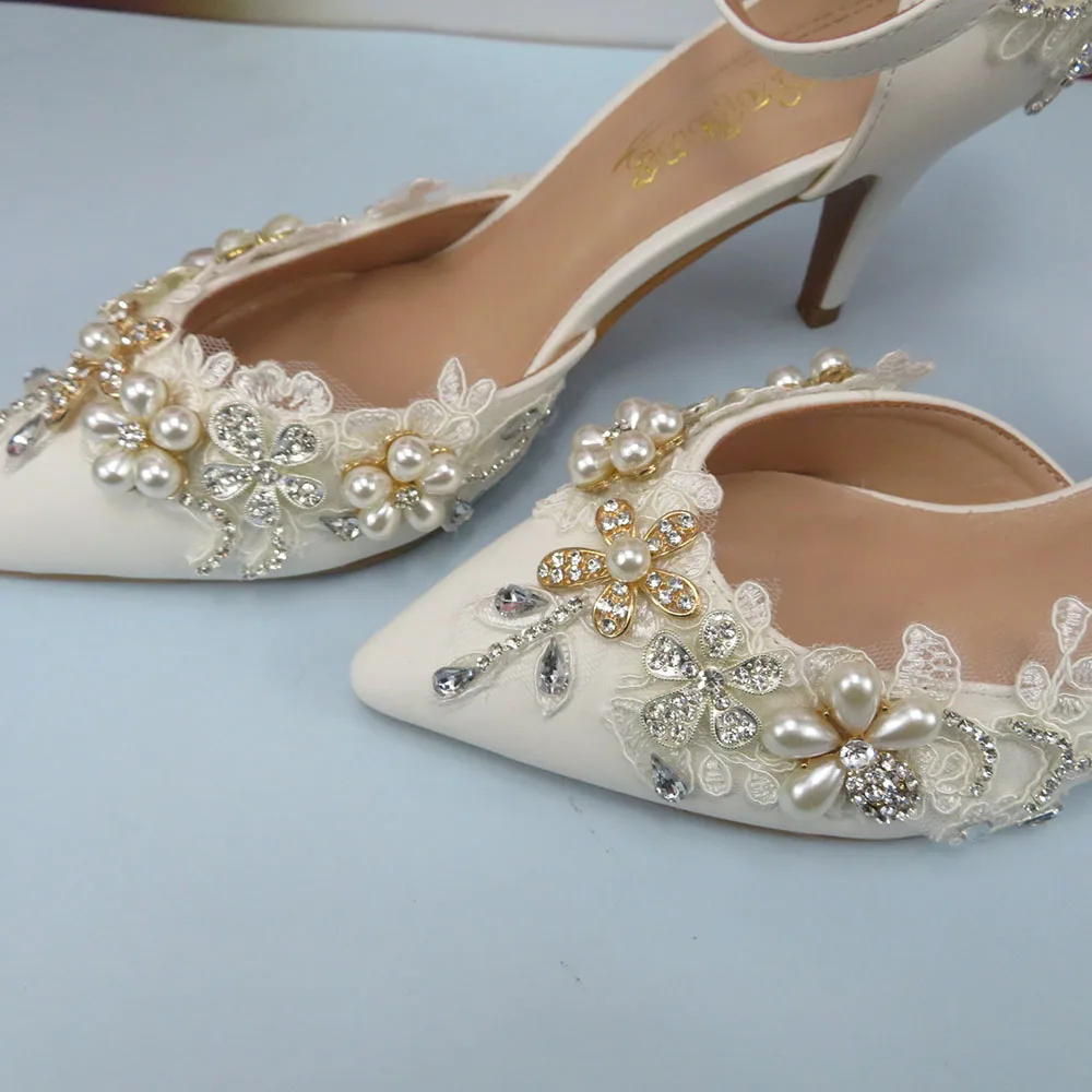 Scarpe da sposa con fiori a punta bianca con tacco alto Scarpe da sposa da donna alte e poco profonde con cinturino alla caviglia Scarpe da sera