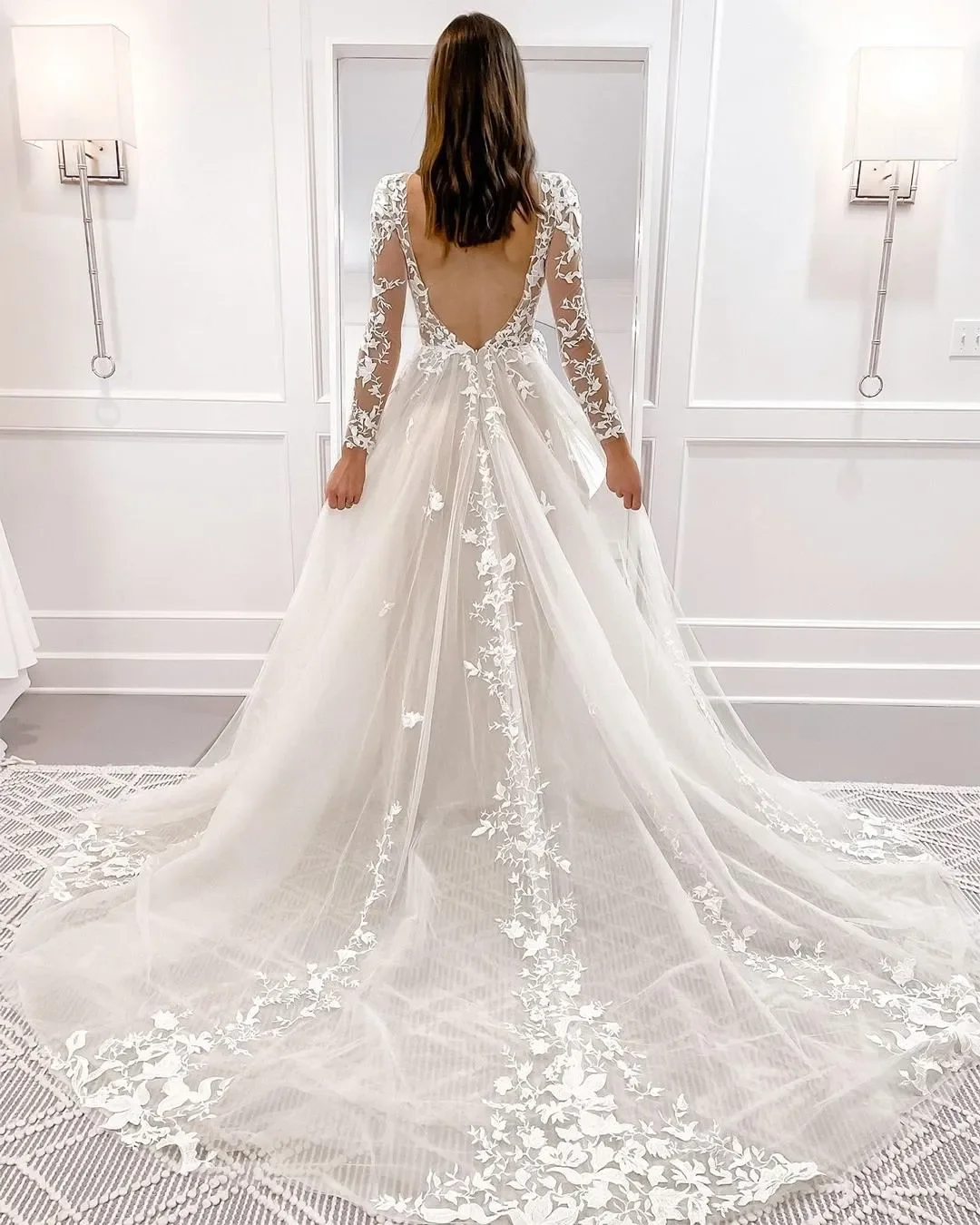 Maßgeschneidertes elegantes A-Linien-Hochzeitskleid mit tiefem V-Ausschnitt, langen Ärmeln, plissierten Kanten, rückenfreies Brautkleid mit hoher Taille und Applikation