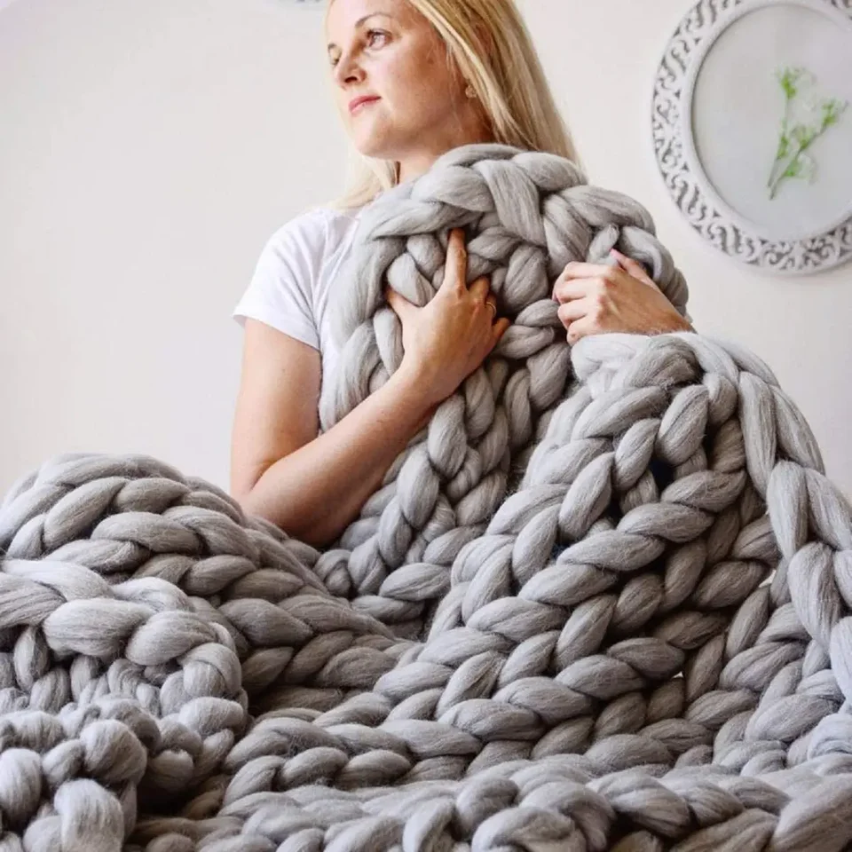 Handgefertigte grob gestrickte Decke, große dicke Wolle, sperrige Stricküberwurf für Schlafzimmerdekoration, Haustierbett, Stuhlmatte, Teppich, Grau