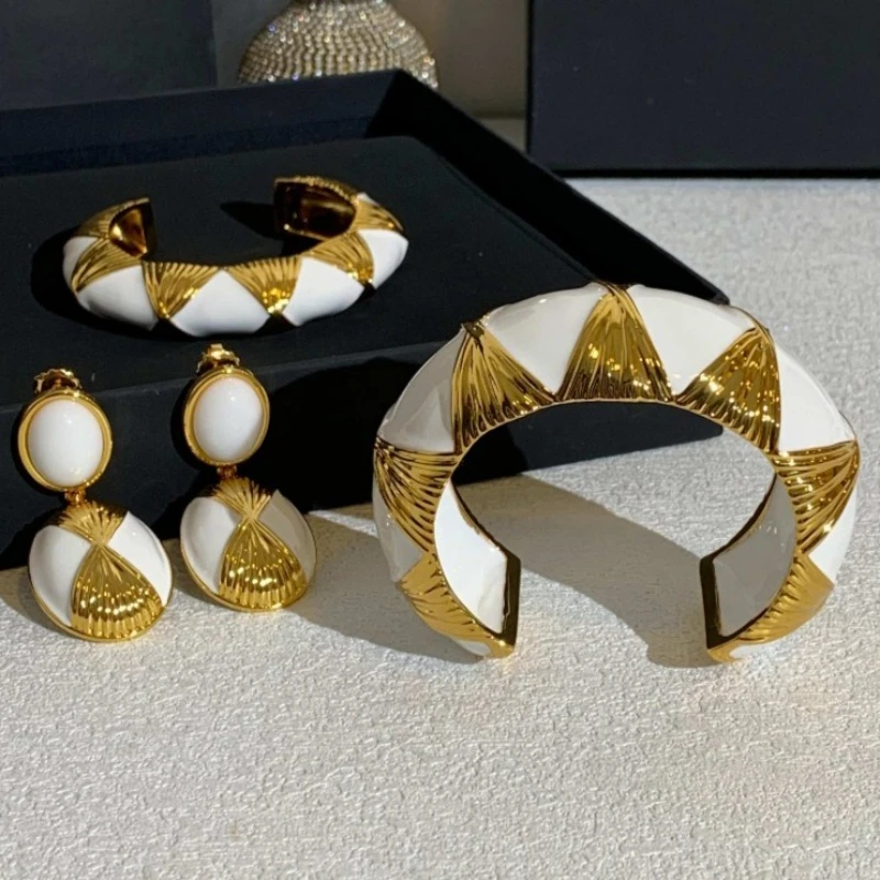 

Famous Designer Fashion Black White Drip Glaze Earrings Narrow Cuff Bracelet Women Top Quality Luxury Jewelry Trend