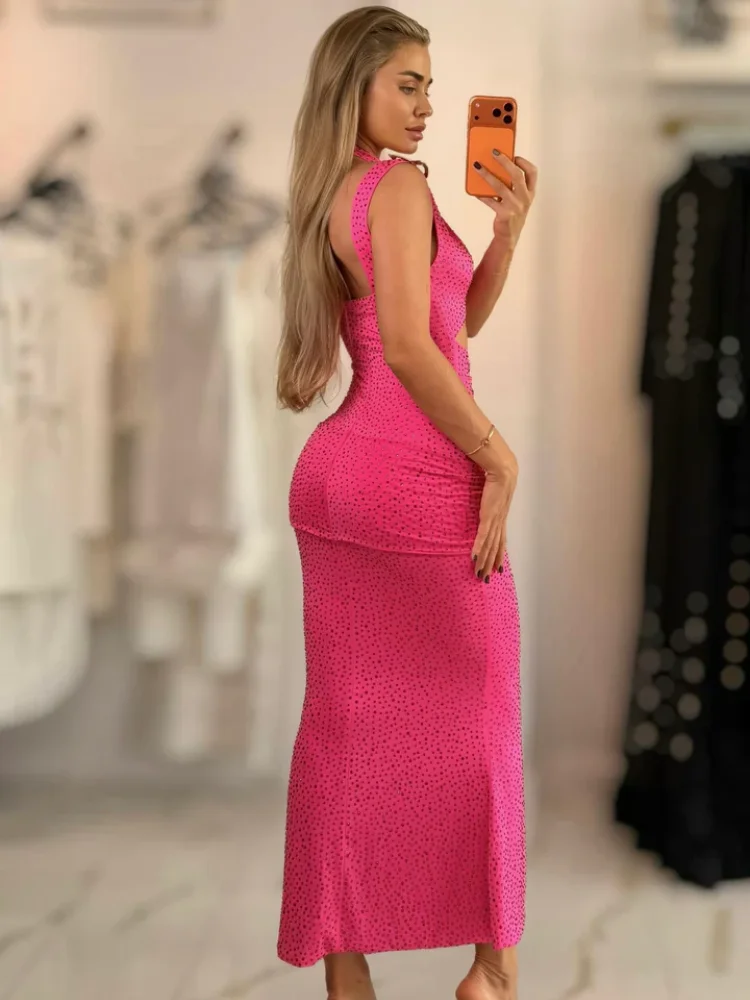 ชุดเดรสยาวสีชมพูแบบไม่มีแขนพร้อมดีไซน์เว้าข้าง – ชุดราตรีเซ็กซี่สำหรับงานปาร์ตี้ ประดับด้วยรายละเอียดระยิบระยับและดีเทลหัวเข็มขัด ชุดราตรีสำหรับงานเลี้ยงคริสต์มาสสไตล์คนดัง