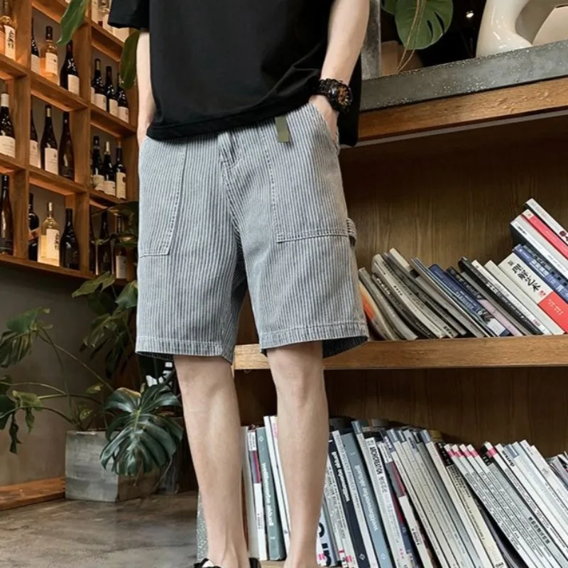 ショートジーンズパンツ男性用ブルーストライプだぶだぶの男ハーフデニムショートパンツボタントレンド2025夏レトロストリート人気の薄い失礼