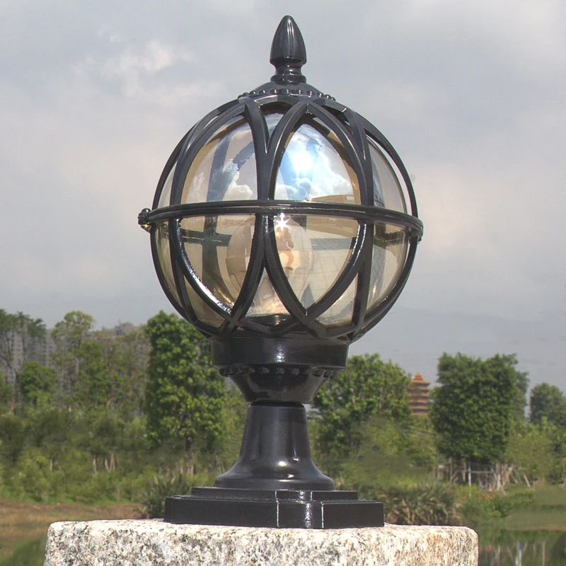 عمود إضاءة خارجي على شكل عمود مصباح فانوس الشارع مع غطاء زجاجي كروي لأضواء خارجية لمسار فناء الحديقة