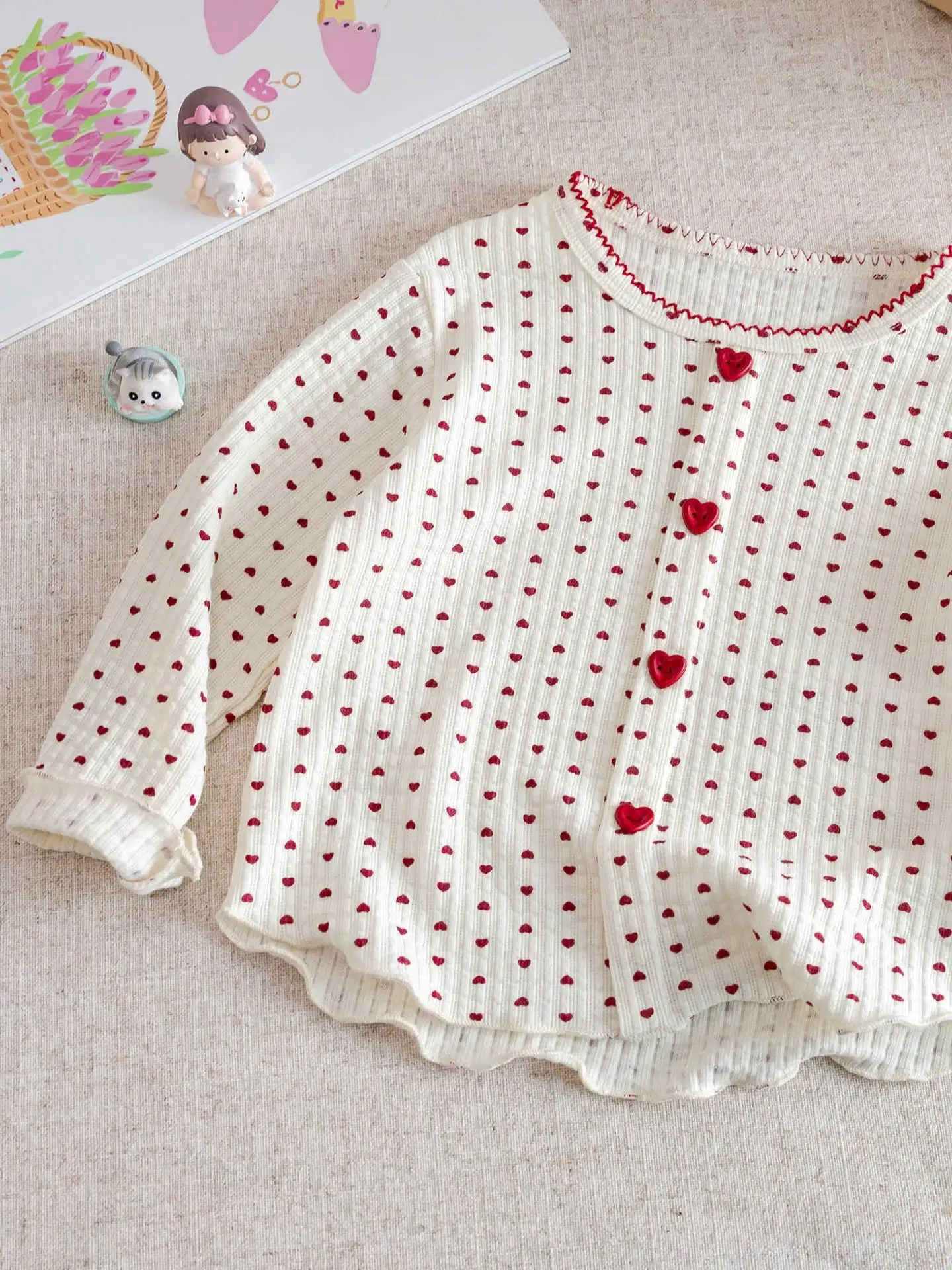 女の子用ロングスリーブハートTシャツベビーベースレイヤー春秋韓国風子供用トップス綿通勤ラウンドネック