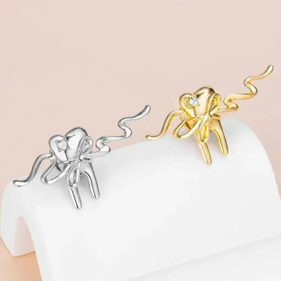 Harong Streamers Tooth Lapel Pin Fashion Simple Inlay Zircon Medical Brooch Badge for Dental Doctor Nurse Internship Gift