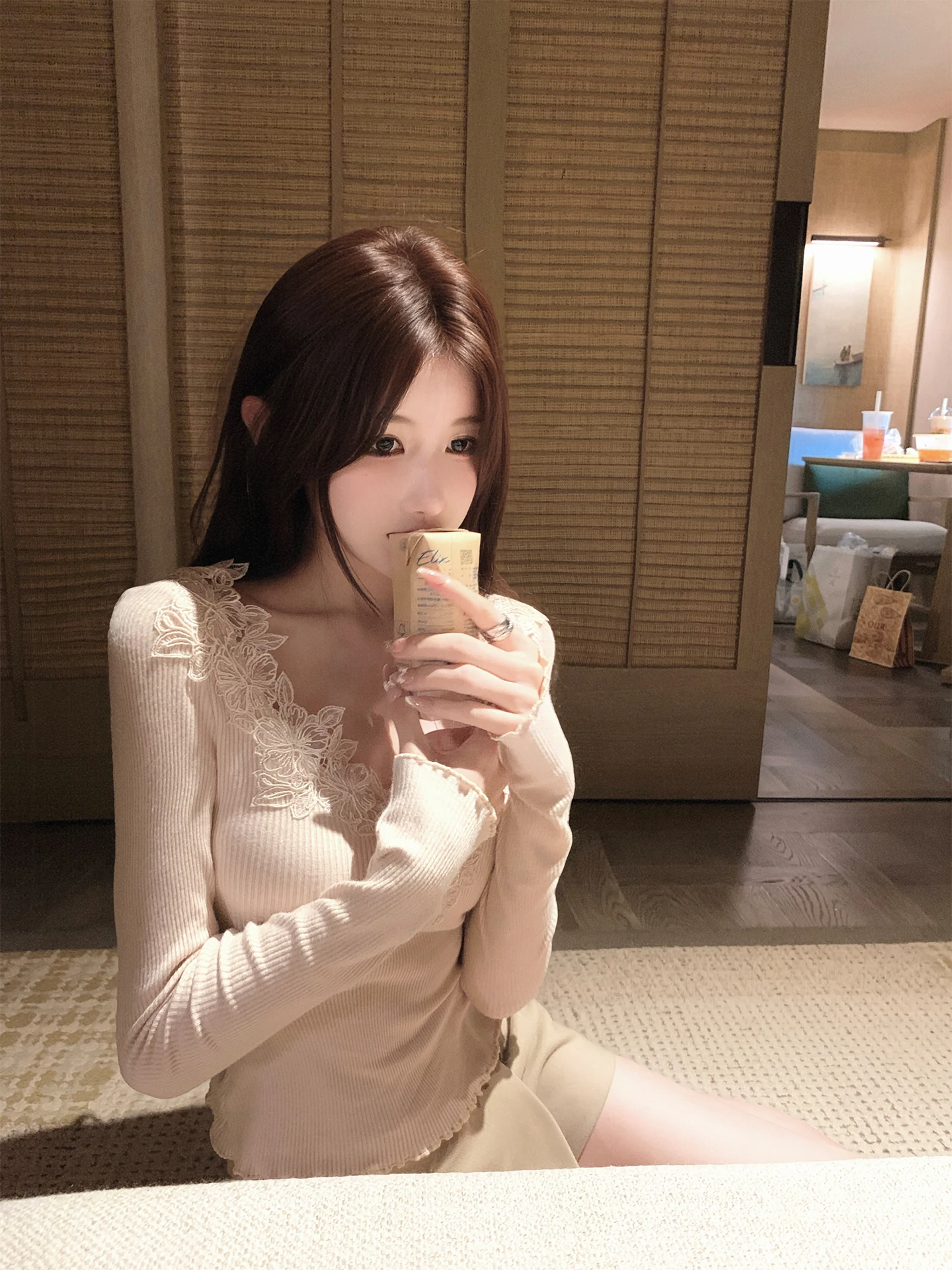 

Женская трикотажная футболка Bigking с кружевной отделкой и V-образным вырезом, приталенная, базовый слой, повседневный топ с длинным рукавом, стандартная длина